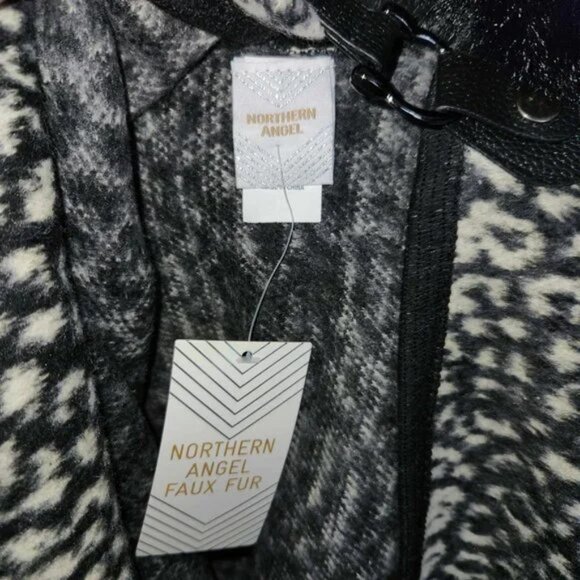 NWT! NORTHERN ANGEL Gray Animal Print Faux Fur Trim Poncho Sz S/M - Picture 4 of 4